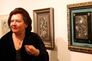 Η διευθύντρια της Εθνικής Πινακοθήκης Συραγώ Τσιάρα σε παλαιότερη (πριν από τη φασιστική επίθεση) ξενάγηση στην έκθεση «Η σαγήνη του αλλόκοτου»